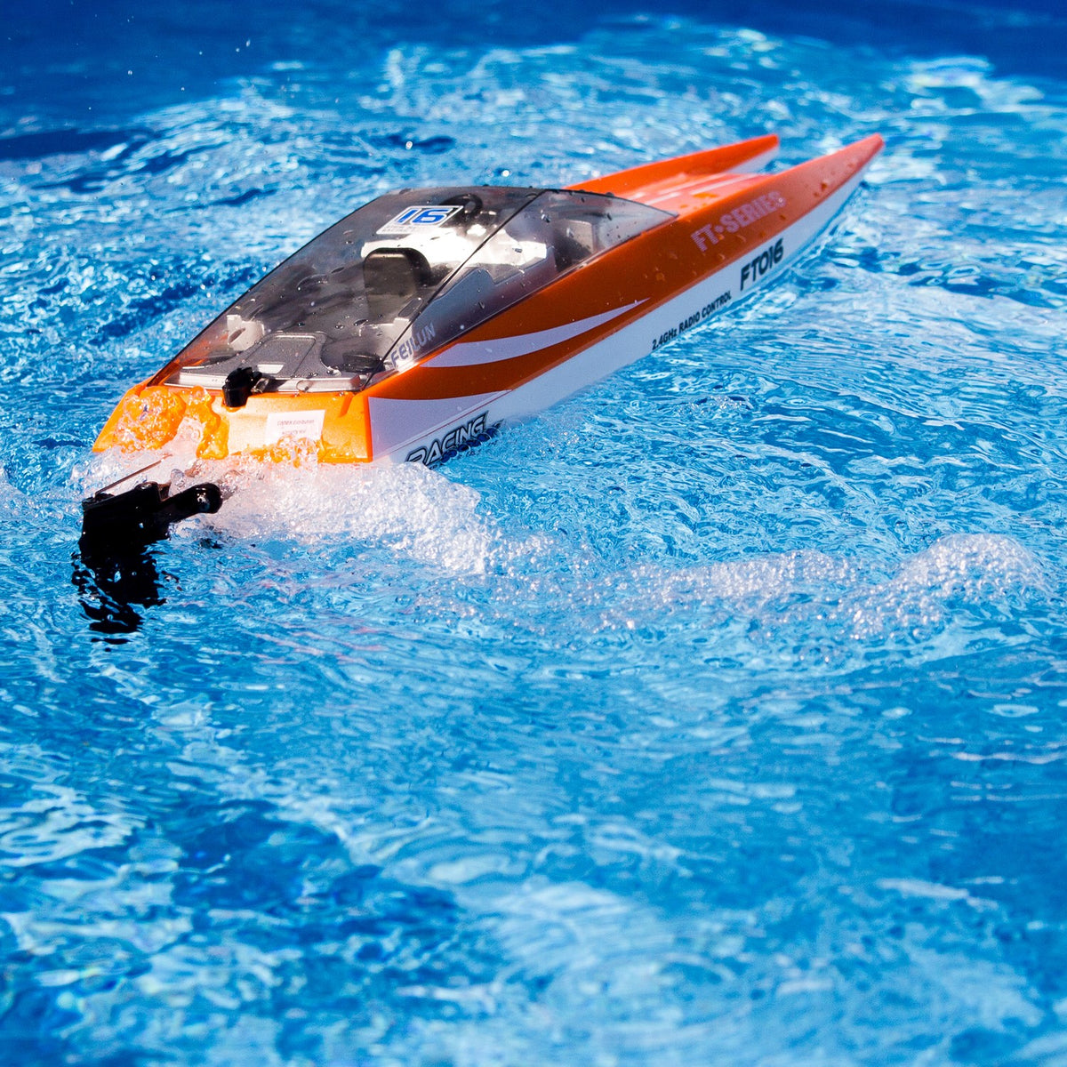Remote-controlled racing boat – Feilun FT016