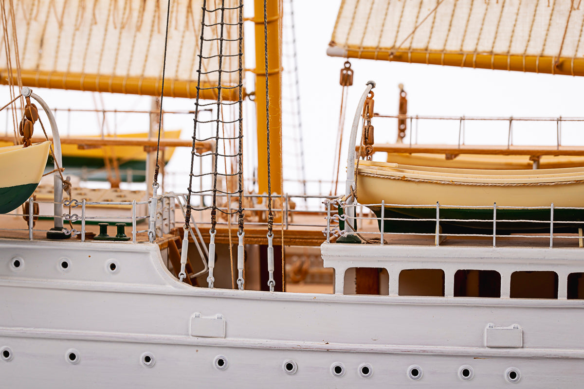 1:100 Esmeralda Special Edition -Wooden hull