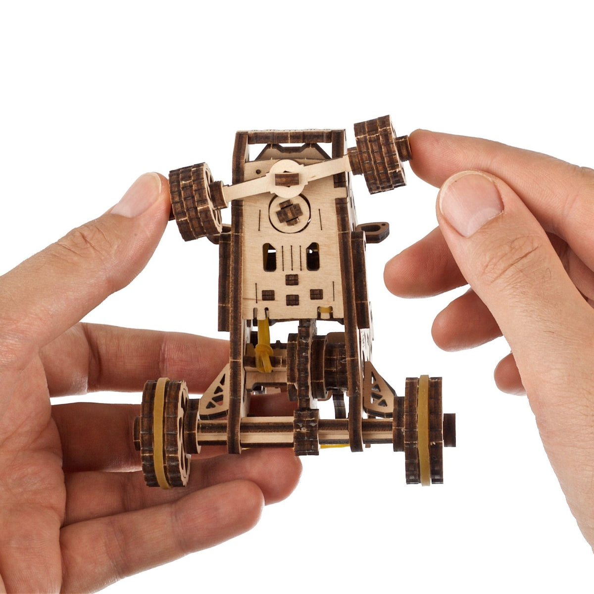 UGEARS Desert Buggy i hænderne – modellen er kun 10,5 cm lang