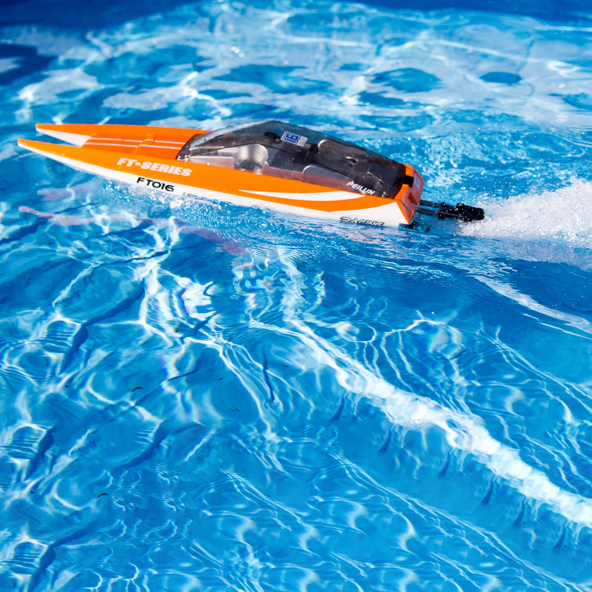Remote-controlled racing boat – Feilun FT016