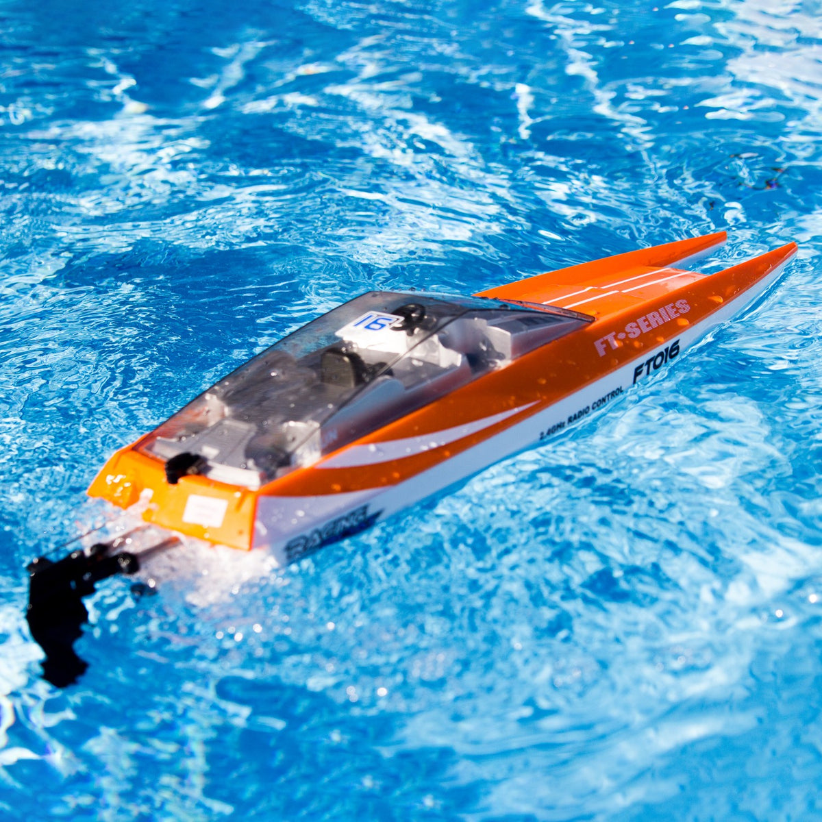 Remote-controlled racing boat – Feilun FT016