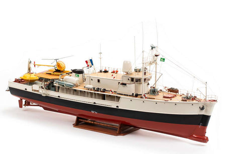 1:45 Calypso plastic hull (red hat edition) Photo