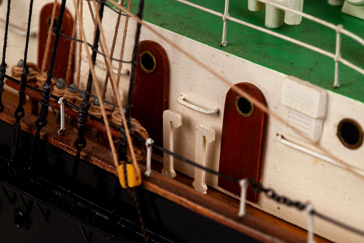 1:75 Sir Winston Churchill -Wooden hull