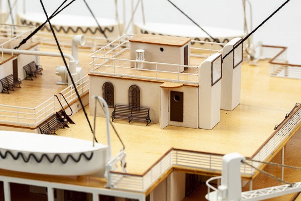 1:144 RMS Titanic Complete -Wooden hull