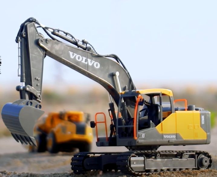 Stor fjernstyret rendegraver efter Volvo maskine