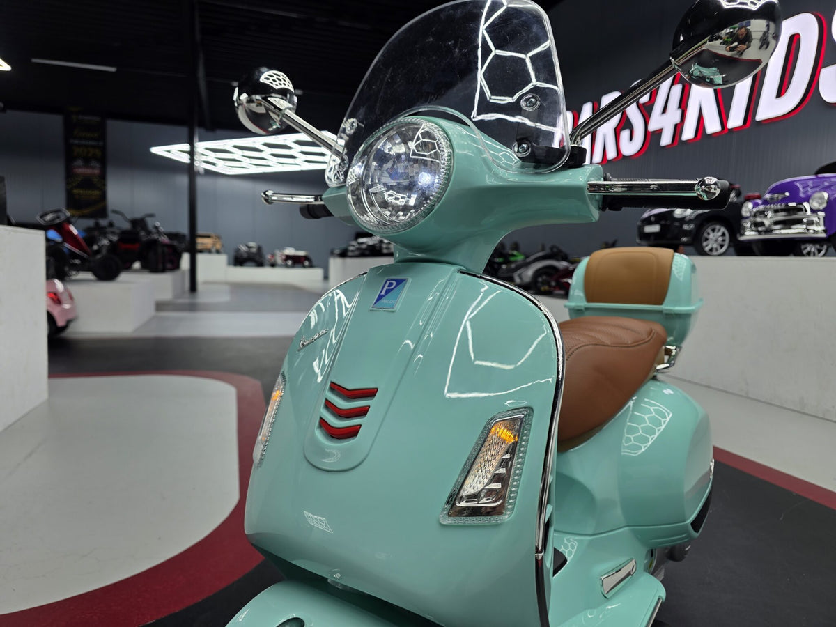 Vespa GTS 12V kids' scooter with windscreen – 1 seat, pink