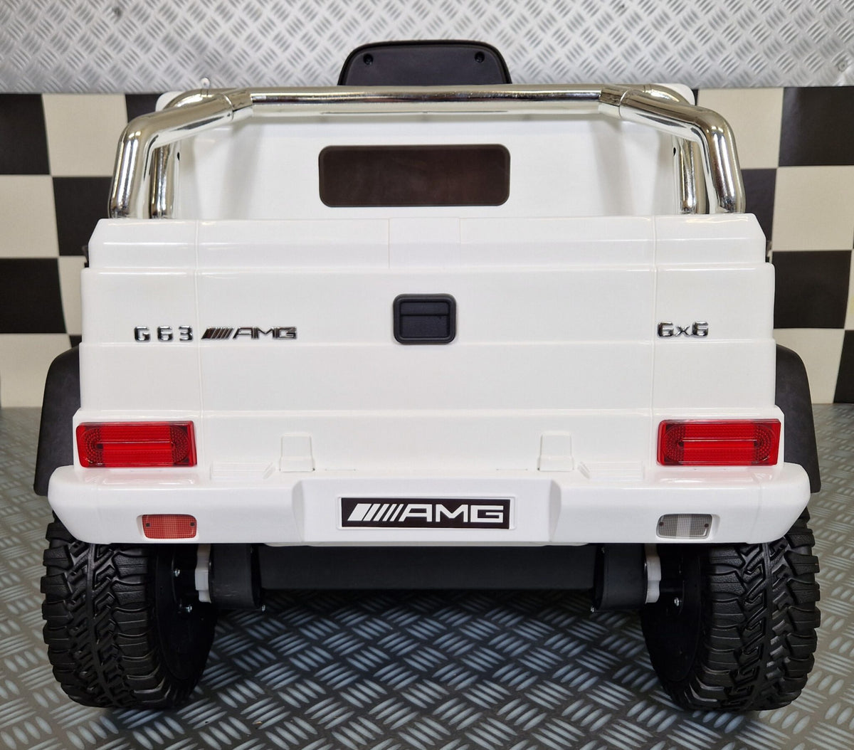 Kids' car Mercedes G63 6x6 AMG for 1 person in white